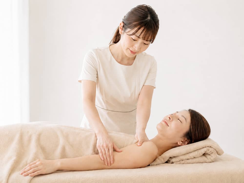 セラピストとして施術を始める様子